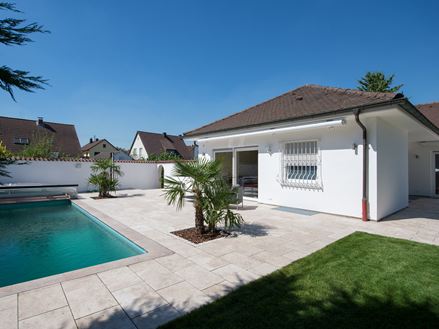 Dům a terasa s travertinovými deskami Medium Line