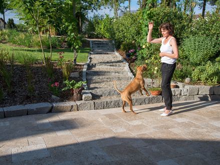 Hraní na terase z přírodního kamene je zábava!