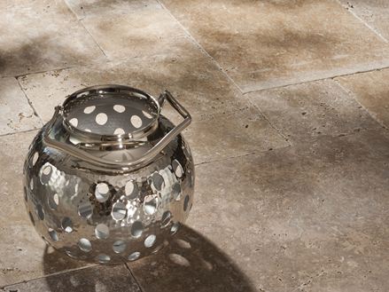 Travertinové desky Noce, tromlované s lucernou