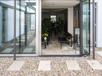 Pohled z terasy Travertin Rustic do stylové zimní zahrady