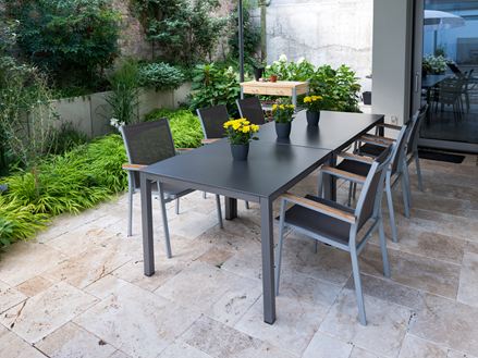 Útulná jídelna na krásné travertinové podlaze