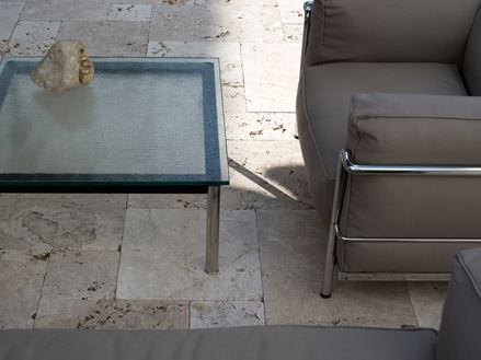 Hra stínů na moderním posezení na krásném travertinu