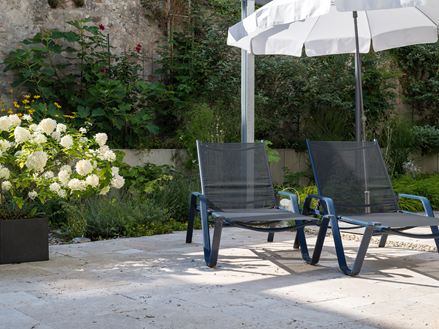 Slunné místo s šarmem a noblesou: travertin to umožňuje