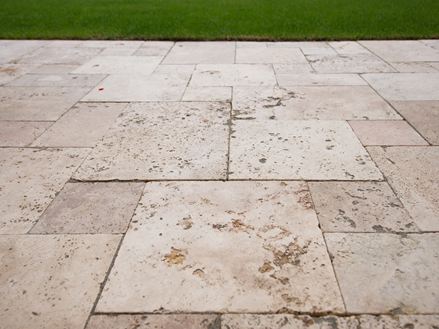 Travertin Rustic s trávníkem