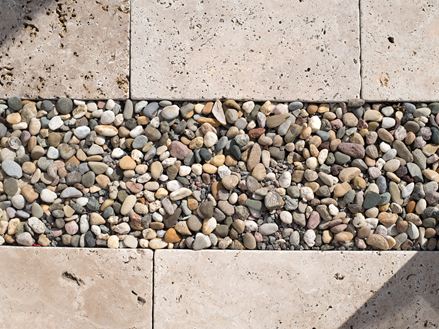 Kontrast, který se hodí: Štěrk a travertin Rustic