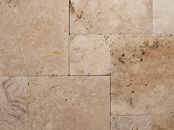 Detailní záběr Rustic travertinové desky v římské vazbě