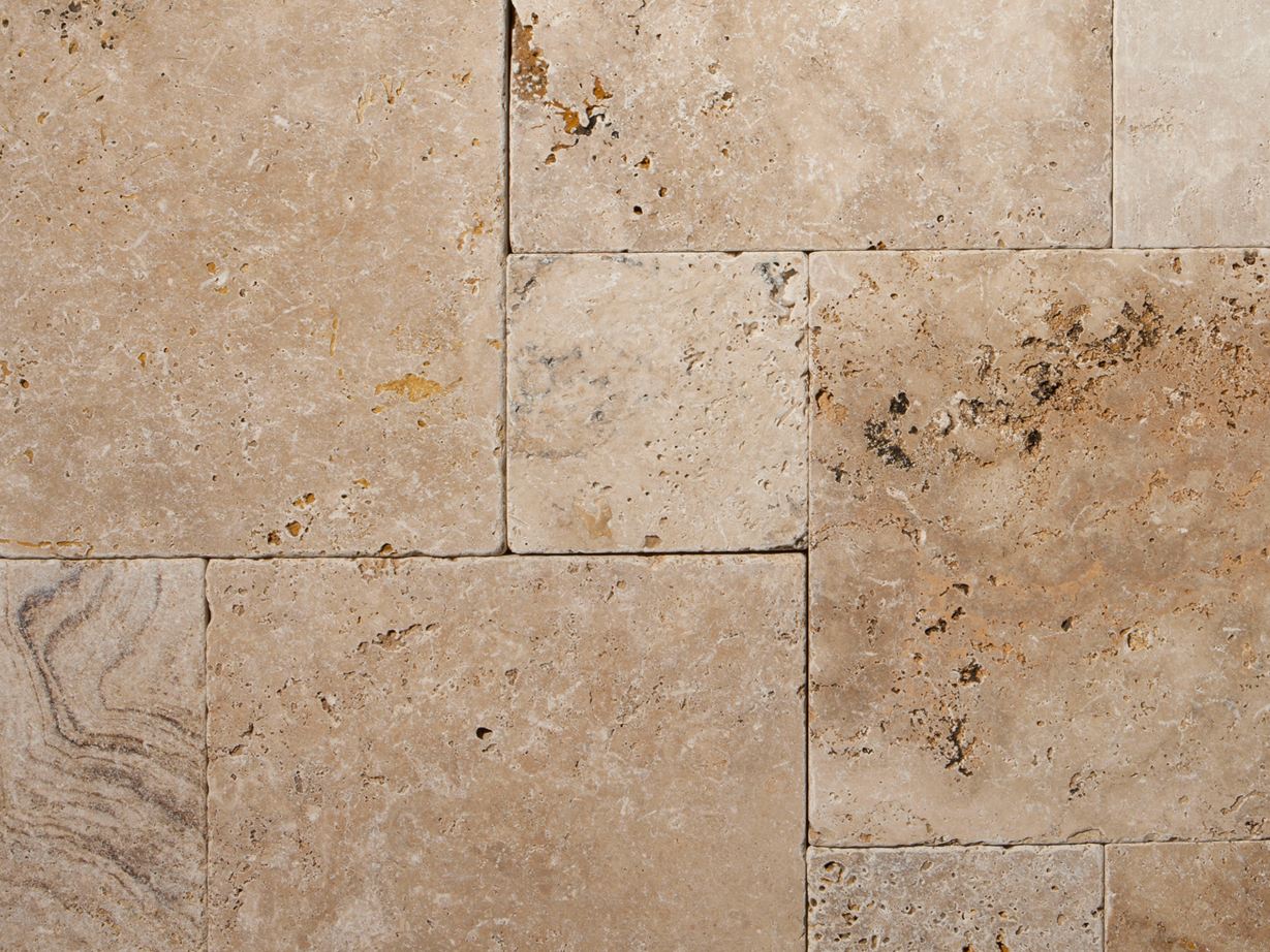 Detailní záběr Rustic travertinové desky v římské vazbě