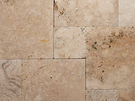 Detailní záběr Rustic travertinové desky v římské vazbě