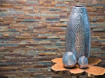 Vázy před břidlicovou stěnou Peacock Multicolor