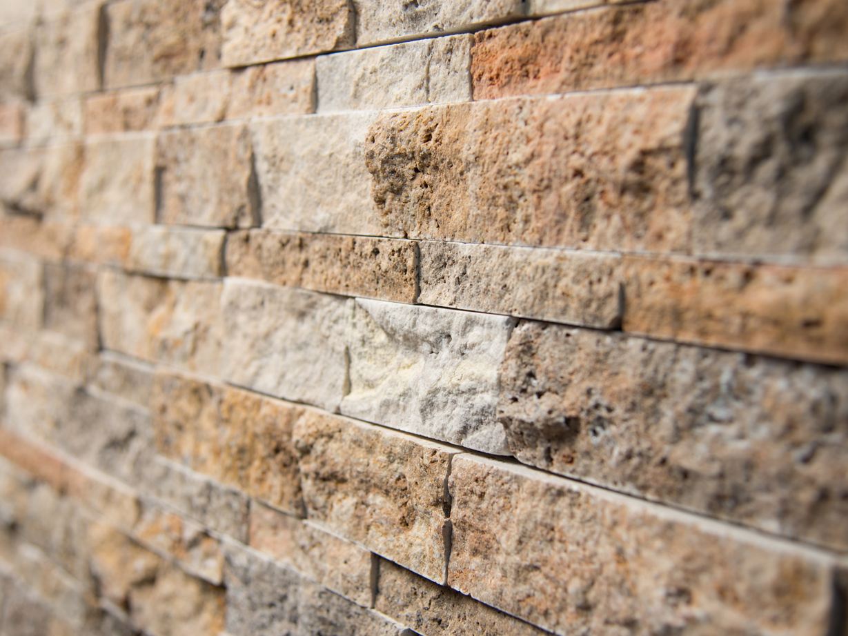 Detail obkladové cihly Scabasovy zdi