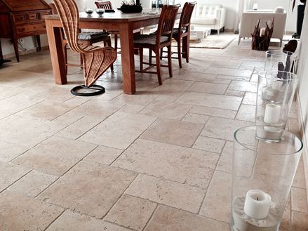 Travertinové dlaždice v římské vazbě