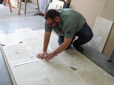 Adalbert Lange označuje nedokonalosti dlaždic, aby je pak bylo možné rozřezat na pláty.