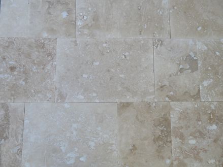 Dlaždice z přírodního kamene připravené k pokládce jako deskový materiál