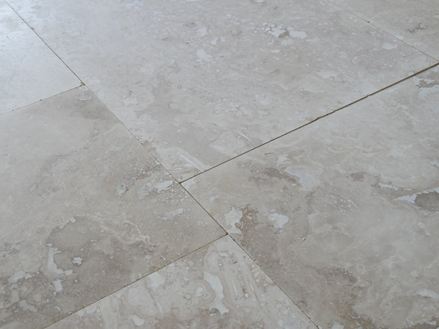 Dlaždice z přírodního kamene položená v divoké vazbě