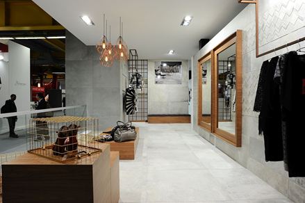 Na veletrhu Cersaie 2016 bylo možné obdivovat hned několik trendů: velké formáty, hranaté tvary, měď, dřevo a různé vzhledy.