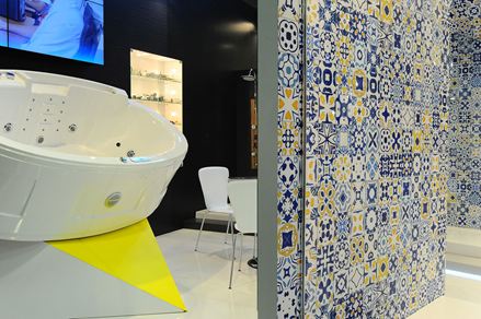 Nejen v koupelně je poptávka po porcelánových obkladech se vzory, které téměř nekladou meze fantazii!