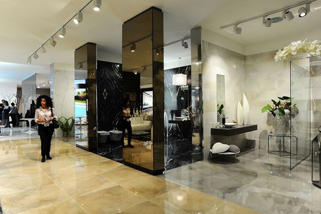 Trvalý favorit: přírodní kámen, ale na místě byl k vidění i vzhled přírodního kamene z jemného kamene.