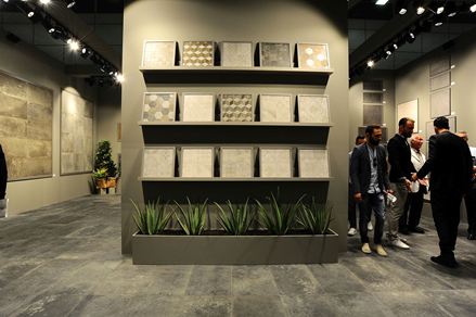 Grafické vzory, 3D vzhled, betonový vzhled, vzhled přírodního kamene: rozmanitost trendů, kam až oko dohlédne.