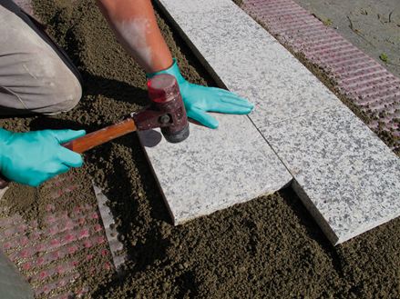 Desky se pokládají na štěrkový podklad z jednozrnné malty.