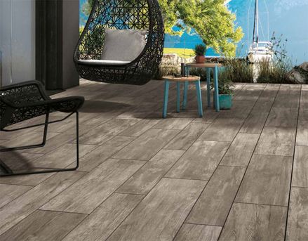 Terasa s porcelánovou kameninovou dlažbou ve vzhledu tmavého dřeva