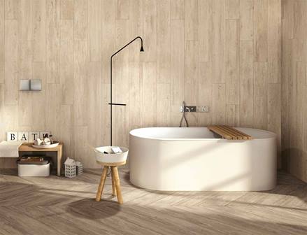 Moderní koupelna s béžovým porcelánem na stěnách a podlaze