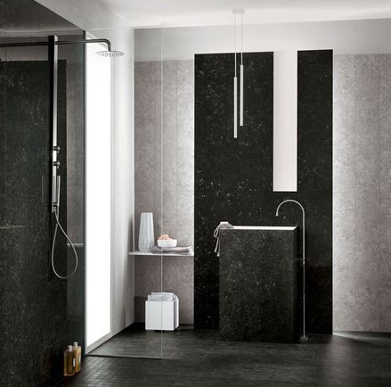 Moderní koupelna se světlými a tmavými kameninovými obklady