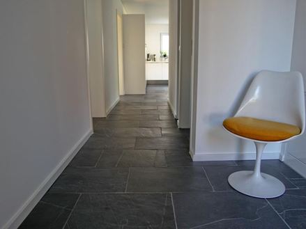 Černá břidlicová dlažba na chodbě