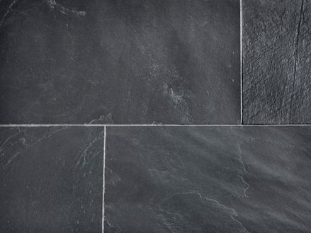 Detailní záběr na položené dlaždice Black Rustic v antracitové barvě se světlými spárami