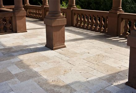 Terasa s travertinovým médiem na zámku Langenzell