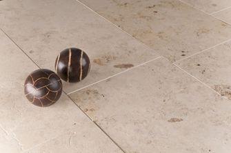 Detail žlutého vápence Jura se dvěma ozdobnými koulemi