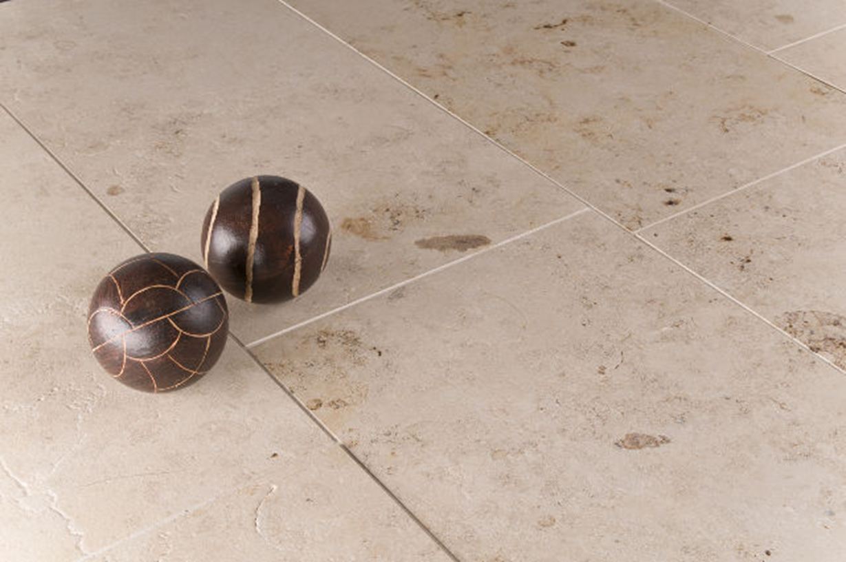 Detail žlutého vápence Jura se dvěma ozdobnými koulemi