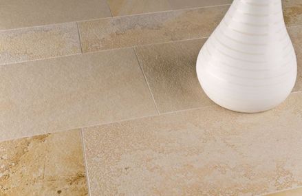 Solnhofenský vápenec s bílou dekorativní vázou