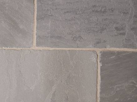 Detailní záběr na desky z šedého pískovce Kandla Grey