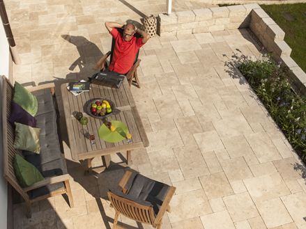 Fotografie zákazníka Medium-SELECT-RV-terrace-pohled z ptačí perspektivy muž u stolu