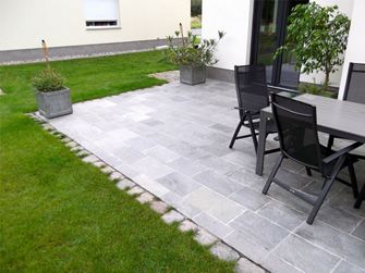 Fotografie zákazníka: Křemenné desky Kavalas, řezané a štípané, položené na terase