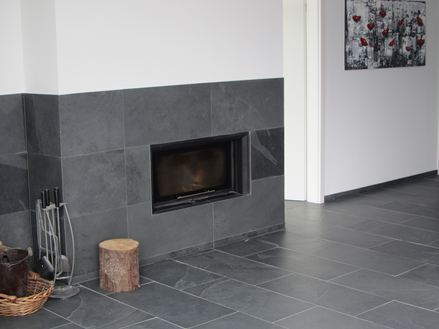 Břidlicové dlaždice v třetinové vazbě a křížové spáře