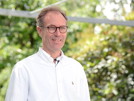 Fotografie architekta venkovského domu na terase za slunečného počasí