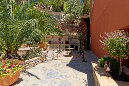 Barevný ohňostroj na pískovcové terase