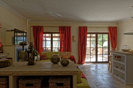 Interiér rekreačního domu s travertinem s travertinovými obklady