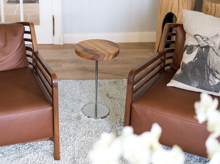 Moderní nábytek s orchidejí v popředí