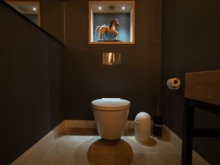 Černá koupelna s travertinovými obklady