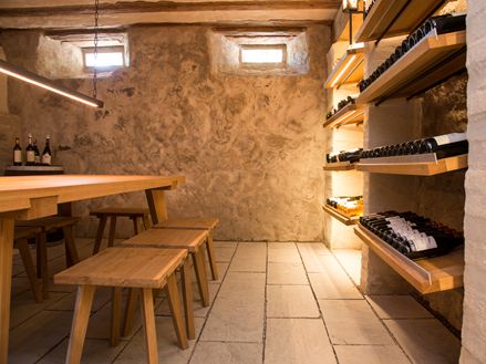 Vinný sklep s deskami z Kandla Grey