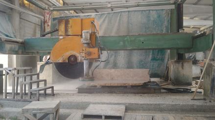 Pila XL: Masivní přírodní kámen se dále zpracovává pomocí blokové kotoučové pily.