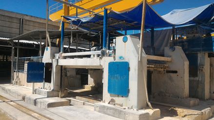 Pila rozřezává surový kamenný blok na tzv. "plátky".