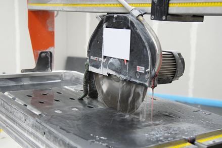 Řezání přírodního kamene je s mokrým řezacím stolem obzvláště přesné.