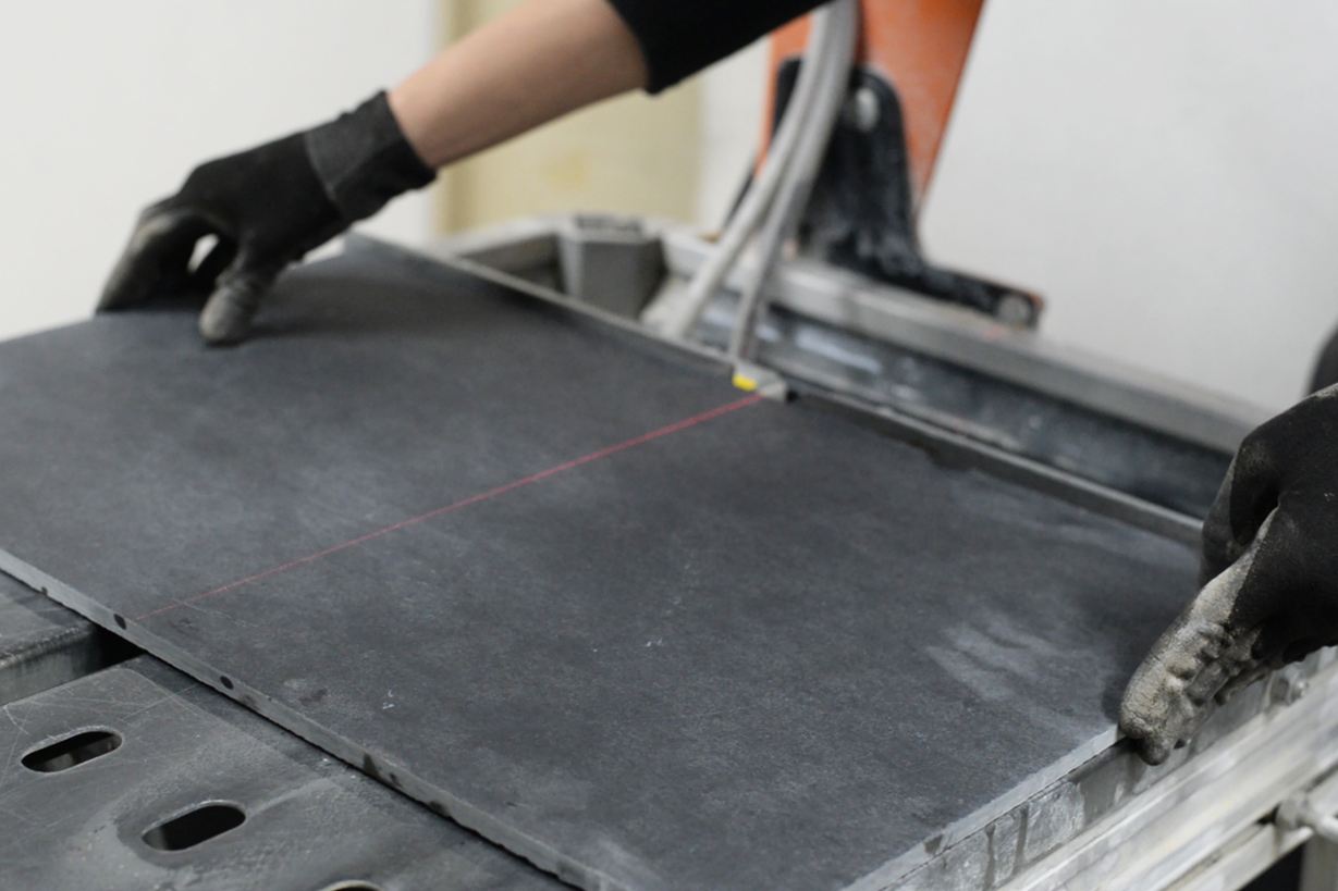 Přírodní kámen lze přesně řezat pomocí laseru nebo měřítka.