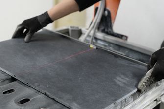 Přírodní kámen lze přesně řezat pomocí laseru nebo měřítka.