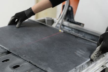 Přírodní kámen lze přesně řezat pomocí laseru nebo měřítka.