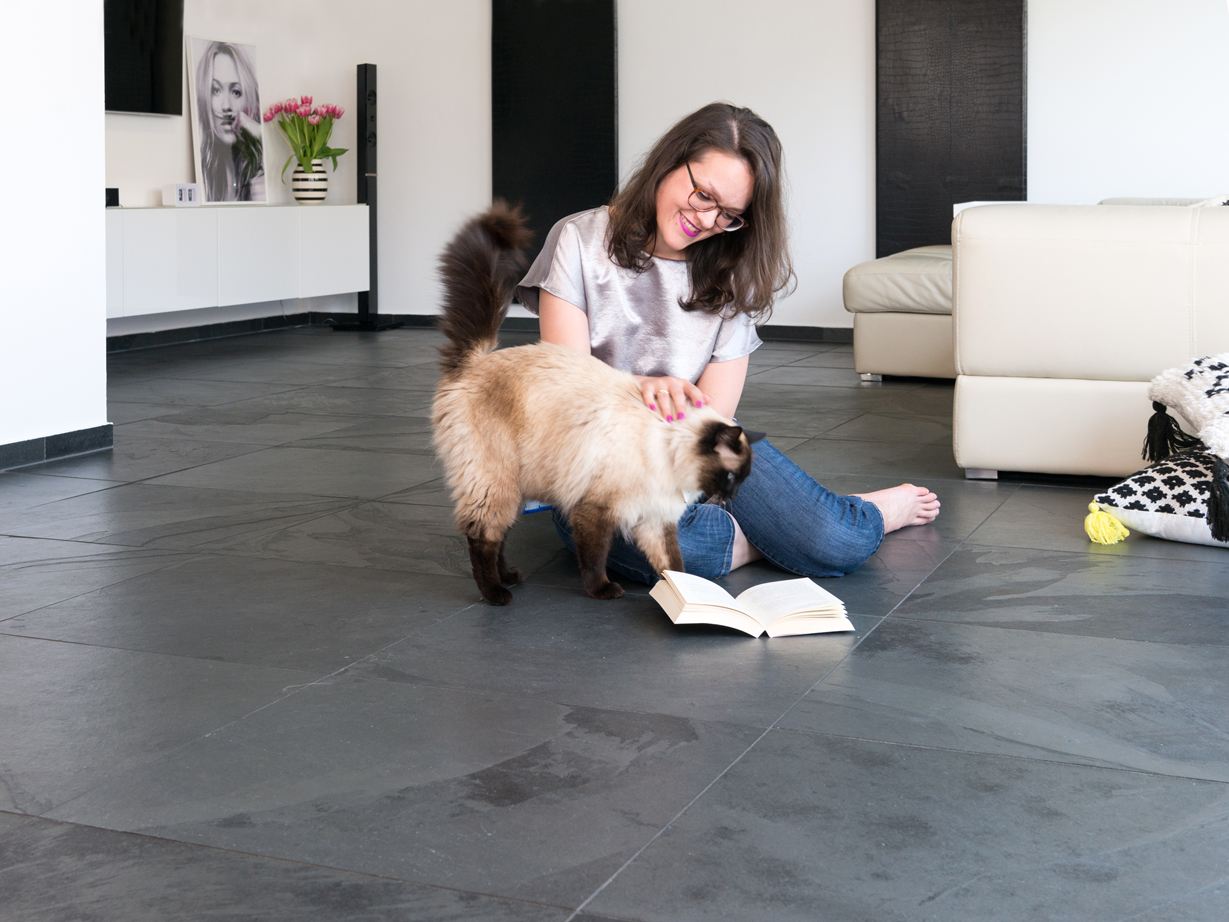 Žena a kočka na břidlicových dlaždicích Mustang