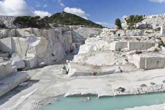 Lom na slunci, před ním jezero